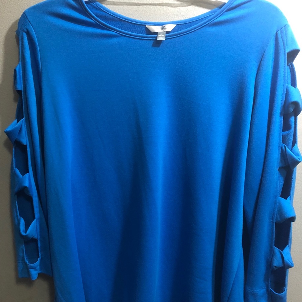 Lady’s blue top